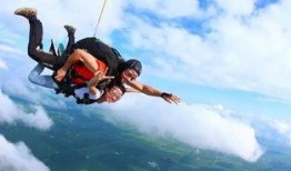 娱乐吃瓜酱跳伞视频,空中视角诠释极限运动魅力